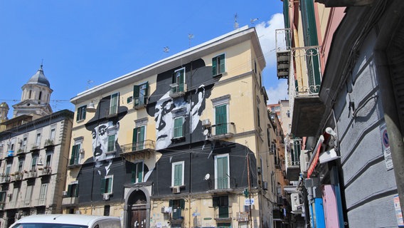 Eine Fassade in Neapel mit dem legendären Schauspieler Totò (r.) und Peppino De Filippo © NDR Foto: Jörn Pissowotzki