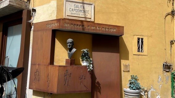 Eine Büste für den legendären Schauspieler Totò in seinem heimischen Viertel Sanità in Neapel © NDR Foto: Jörn Pissowotzki