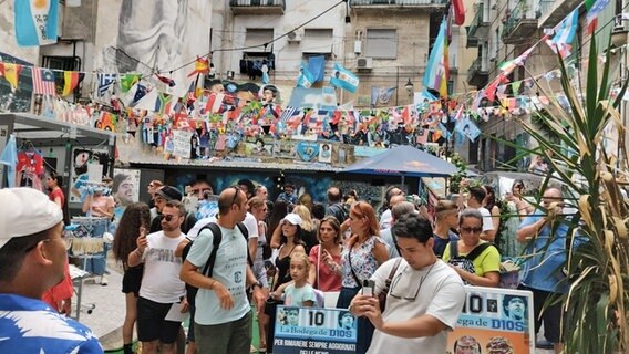 Maradona-Fans besuchen eine Erinnerungsstätte in Neapel © NDR Foto: Jörn Pissowotzki