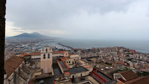 Neapel von oben aus gesehen - im Hintergrund ist der Vesuv zu erkennen © NDR Foto: Jörn Pissowotzki
