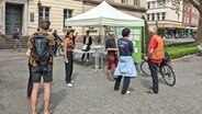 Göttingen postkolonial: Eine Initiative informiert am Wilhelmplatz über das postkoloniale Erbe der niedersächsischen Stadt per App-Rundgang © NDR Foto: Frederik Schulz-Greve
