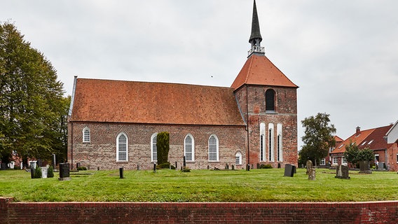 Die Dorfkirche Rysum in Krummhörn ist ein Baudenkmal. © Deutsche Stiftung Denkmalschutz Foto: Roland Rossner