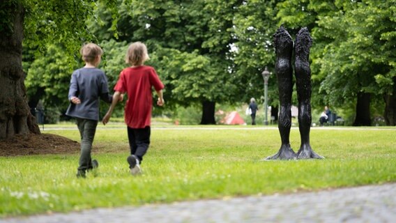 Ostfriesland Biennale: Die im Park der Evenburg ausgestellte Figur wurde von Stella Hamberg erstellt und ist das Publikumsmagnet in der Evenburg in Leer. © dpa Foto: Lars Klemmer