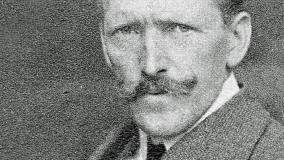 Fritz Mackensen, Mitbegründer der Malerkolonie Worpswede (8.4.1866 - 12.5. 1953), Porträtaufnahme um 1910.  