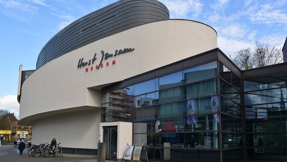 Moderner Museumsbau mit der Aufschrift Horst-Janssen-Museum von außen bei blauem Himmel © Horst-Janssen-Museum 