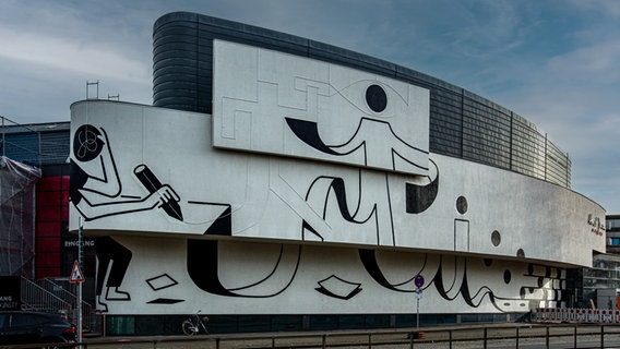 Ein Fassadenkunstwerk von Christoph Niemann ziert seit November 2023 das Horst-Janssen-Museum Oldenburg © Andrey Gradetchliev 