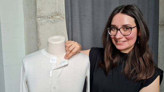 Anna Chevalier mit einer Strickjacke, die statt Knöpfen eine Magnetleiste hat. © NDR Foto: Agnes Bührig