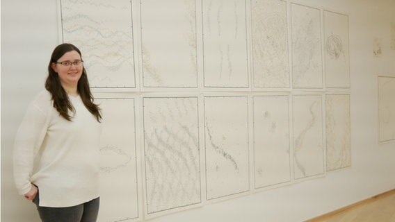 Kunstdeuterin Christina Hater neben ihrem Lieblingsbild mit dem Titel "DNA der Milchstraße". © NDR.de/ Helgard Füchsel Foto: Helgard Füchsel