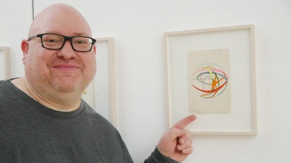 Kunstdeuter Mark Mumm ist Pate eines Bildes, das Nanne Meyer auf eine Buchseite eines alten Kinderbuchs gezeichnet hat. Kunstdeuter Mark Mumm ist Pate eines Bildes, das Nanne Meyer auf eine Buchseite eines alten Kinderbuchs gezeichnet hat. © NDR.de/ Helgard Füchsel Foto: Helgard Füchsel