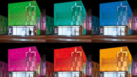 Ein Gebäude, was in unterschiedlichen Farben angestrahlt wird. © Urs Müller Foto: Urs Müller
