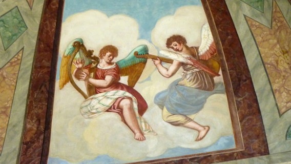 Zwei Engel musizieren mit Harfe und Bandura  Foto: Marc-Oliver Rehrmann
