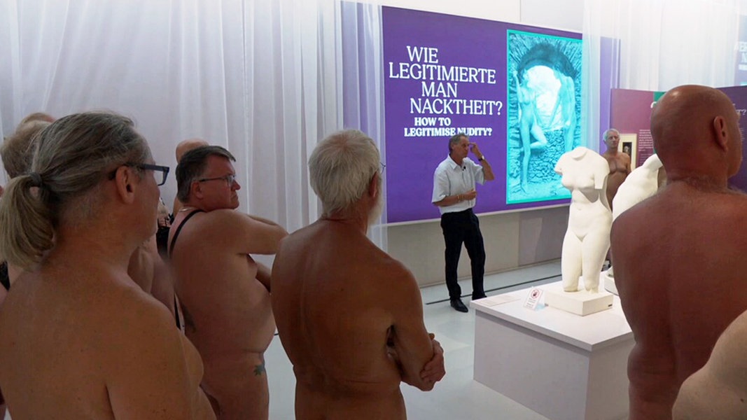 Nackt im Museum: Rundgang durch die FKK-Ausstellung in Hannover | NDR.de - Kultur - Kunst - Niedersachsen