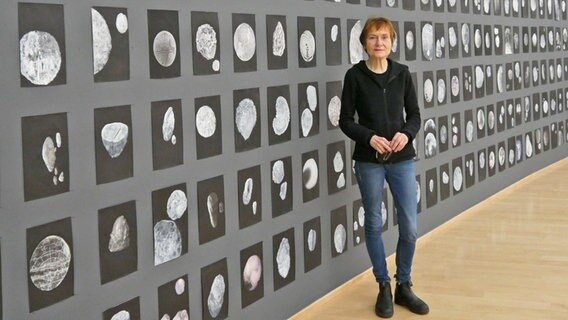 Nanne Meyer im Horst-Janssen-Museum Oldenburg vor einem ihrer Kunstwerke in der Ausstellung "ÜberALL" © NDR Foto: Helgard Füchsel