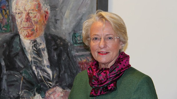 Eske Nannen steht vor dem Gemälde ihres verstorbenen Ehemanns Henri Nannen. © NDR Foto: Oliver Gressieker