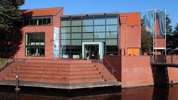 Der Eingang der Kunsthalle in Emden. © NDR Foto: Oliver Gressieker