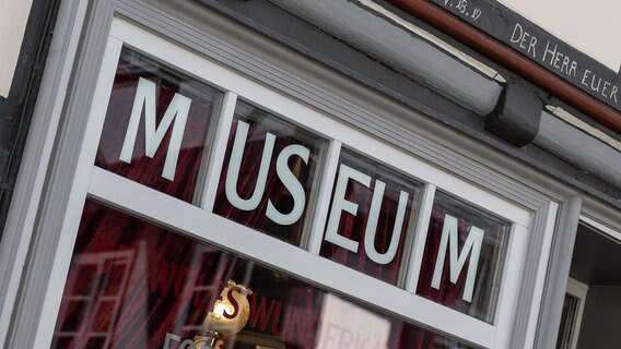 Fenster mit Aufschrift Museum © dpa-Bildfunk Foto: Swen Pförtner/dpa