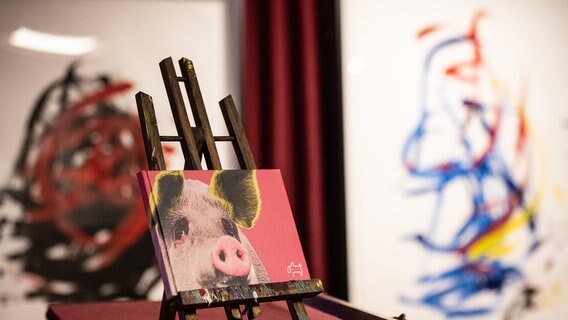 Miniaturstaffellei mit Bild eines Schweins © dpa-Bildfunk Foto: Swen Pförtner/dpa