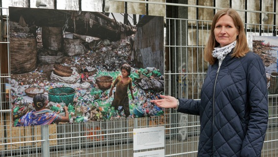 Christina Barilaro vom Landesmuseum Natur und Mensch in Oldenburg vor einem Bild in der Ausstellung "Planet or Plastic?" © NDR 