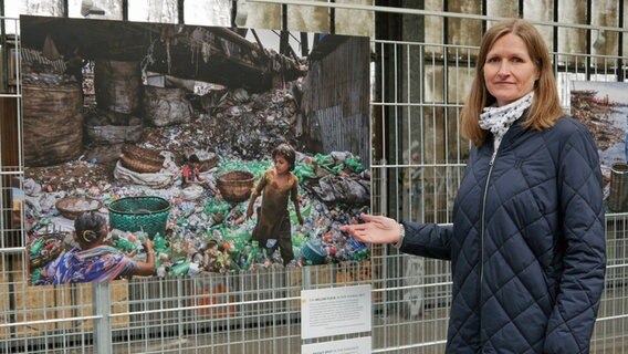 Christina Barilaro vom Landesmuseum Natur und Mensch in Oldenburg vor einem Bild in der Ausstellung "Planet or Plastic?" Christina Barilaro vom Landesmuseum Natur und Mensch in Oldenburg vor einem Bild in der Ausstellung "Planet or Plastic?" © NDR