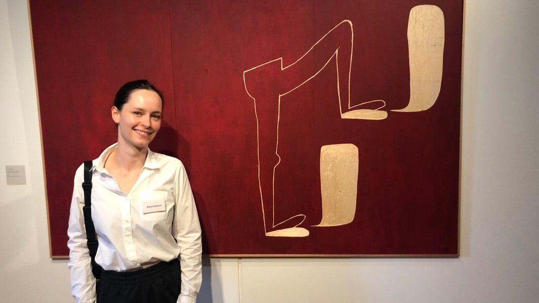 Die Oldenburger Künstlerin Rahel Goetsch steht vor einem ihrer Bilder.