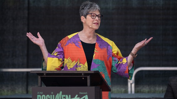 Susanne Schormann spricht auf der Pressekonferenz der documenta fifteen © picture alliance/dpa | Swen Pförtner Foto: Swen Pförtner