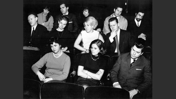 Carl Fredrik Reuterswärd, AnAesthetic, 1963, 1 von 3
dokumentierenden Fotografien des Happenings mit Lavendelessenz unter dem Pseudonym Charlie, Lavendel im Allé Theater, Stockholm, Archiv Thomas Millroth, Malmö; © VG Bild-Kunst, Bonn, 2022, Foto: Herling / Herling / Werner, Sprengel Museum Hannover © VG Bild-Kunst, Bonn, 2022, Foto: Herling / Herling / Werner, Sprengel Museum Hannover Foto: Foto: Herling / Herling / Werner, Sprengel Museum Hannover