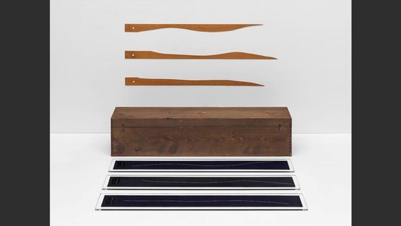 Werkansicht: Marcel Duchamp, 3 Stoppages étalon (Drei KunststopfNormalmaße), (1913) 1964, Faden, Leinwand, Glas, Holz, Staatsgalerie Stuttgart, erworben 1985 mit Lotto-Mitteln; © Association Marcel Duchamp /VG Bild-Kunst, Bonn 2022, Foto: bpk / Staatsgalerie Stuttgart © Association Marcel Duchamp /VG Bild-Kunst, Bonn 2022, Foto: bpk / Staatsgalerie Stuttgart Foto: Foto: bpk / Staatsgalerie Stuttgart