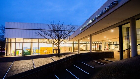 Außenaufnahme des Sprengel Museums Hannover im Morgengrauen © picture alliance/dpa Foto: Julian Stratenschulte