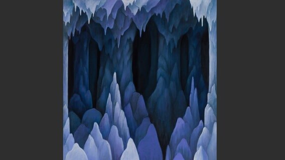 Das Bild zeigt eine Höhle in Blautönen. © Nicolas Party, Courtesy the Artist und KARMA, New York Foto: Adam Reich