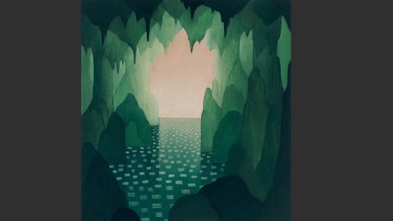 Das Bild zeigt eine Höhle in Grüntönen, im Hintergrund fällt Licht durch die Öffnung nach außen. © Nicolas Party, Courtesy the Artist und Kaufmann Repetto, Milan / New York Foto: Adam Reich