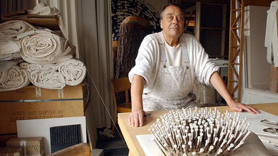 Maler und Objektkünstler Günther Uecker posiert 2008 an einem Nagelobjekt in seinem Düsseldorfer Atelier. © dpa-Report Foto: Horst Ossinger