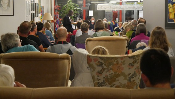 Ein Raum mit vielen Menschen. In der Mitte liest jemand. © Helgard Füchsel Foto: Helgard Füchsel
