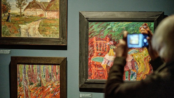 Ein Mann fotografiert in der Ausstellung "Emil Nolde - Stille Welten" einige Exponate. © picture alliance/dpa | Axel Heimken Foto: Axel Heimken