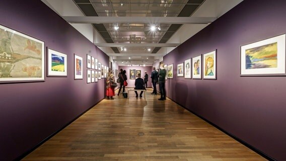 Besucher der Ausstellung "Emil Nolde - Stille Welten" betrachten Exponate. © picture alliance/dpa | Axel Heimken Foto: Axel Heimken