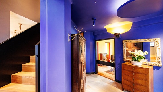 Ein blaues Zimmer, am linken Rand des Bildes führt eine Treppe nach oben. © picture alliance/dpa | Axel Heimken Foto: Axel Heimken
