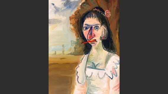 Gemälde der Künstlerin Penny Monogiou. Zu sehen ist das Porträt einer Frau mit schwarzen Haaren und einem rosafarbenen Kleid. Das Gesicht ist fratzenhaft verzerrt, die große Nase fällt auf. © Lashproduction Foto: Lucas Betz
