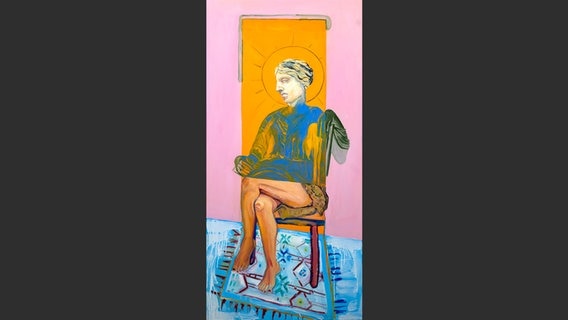 Gemälde der Künstlerin Penny Monogiou. Zu sehen ist eine Frau, vor eine rosafarbenen Wand, die auf einem blauen zypriotischen Teppich sitzt. © Lashproduction Foto: Lucas Betz