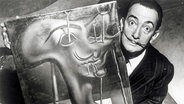 Der Künstler Salvador Dalí neben seinem Gemälde "Soft Self Porträt", Schwarzweiß-Foto © picture alliance / united archives 