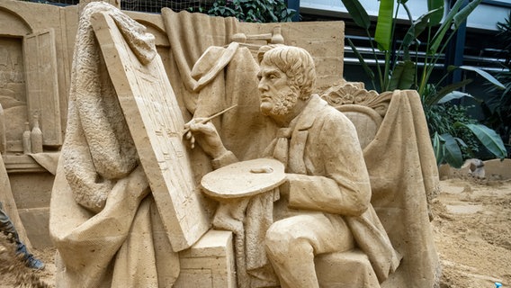 Eine Sandskulptur zeigt den Maler Caspar David Friedrich bei der Arbeit. © picture alliance/dpa Foto: Stefan Sauer