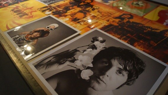 Exponate über die Beatles liegen in der Ausstellung "The Beatles - Come together" im Ernst Barlach Haus in Wedel in einer Vitrine. © NDR Foto: Johannes Tran
