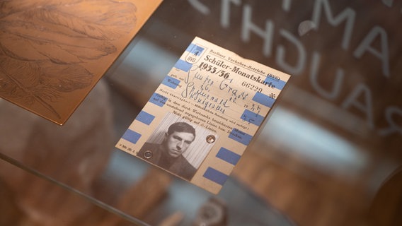 Eine alte Monats-Fahrkarte mit einem Foto des jungen Günter Grass in einer Vitrine © picture alliance/dpa Foto: Daniel Reinhardt