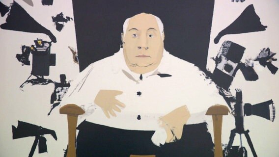 Ein Gemälde, auf dem Alfred Hitchcock in einem Regiestuhl sitzt © NDR 