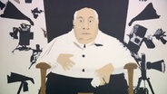 Ein Gemälde, auf dem Alfred Hitchcock in einem Regiestuhl sitzt © NDR 