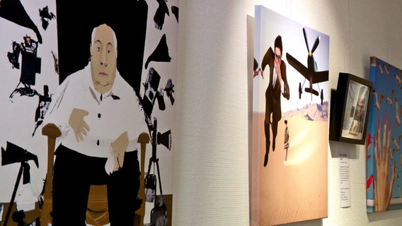 An einer Wand hängen Bilder der Ausstellung "Hitchcock träumt. Die KI und das unbekannte Dritte" An einer Wand hängen Bilder der Ausstellung "Hitchcock träumt. Die KI und das unbekannte Dritte" © NDR