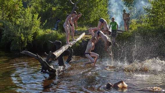 Kinder springen badend in einen Fluss © Yuri Kosin/Museumsberg Flensburg Foto: Yuri Kosin
