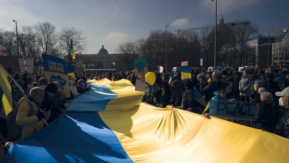 riesige Ukrainische Flagge wird von Menschen gehalten © Dmitry Vyshemirsky/Museumsberg Flensburg Foto: Dmitry Vyshemirsky