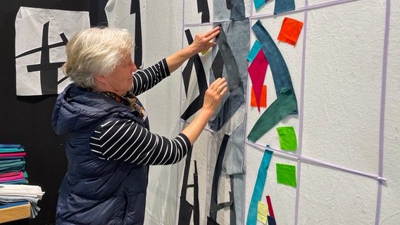 Annette Tatchen erstellt auf einer Pinnwand ein Muster für eine Quilt © NDR / Frank Hajasch 