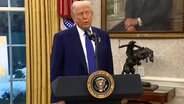 Donald Trump am Rednerpult in seinem Büro © NDR.de 