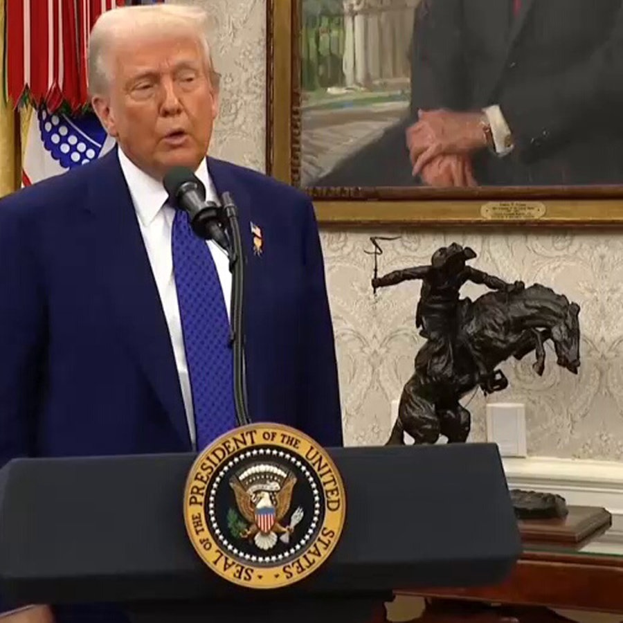 Donald Trump am Rednerpult in seinem Büro © NDR.de 