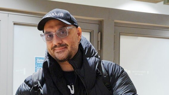 Regisseur Kirill Serebrennikow am Hamburger Flughafen © Thalia Theater Foto: Fabian Hammerl